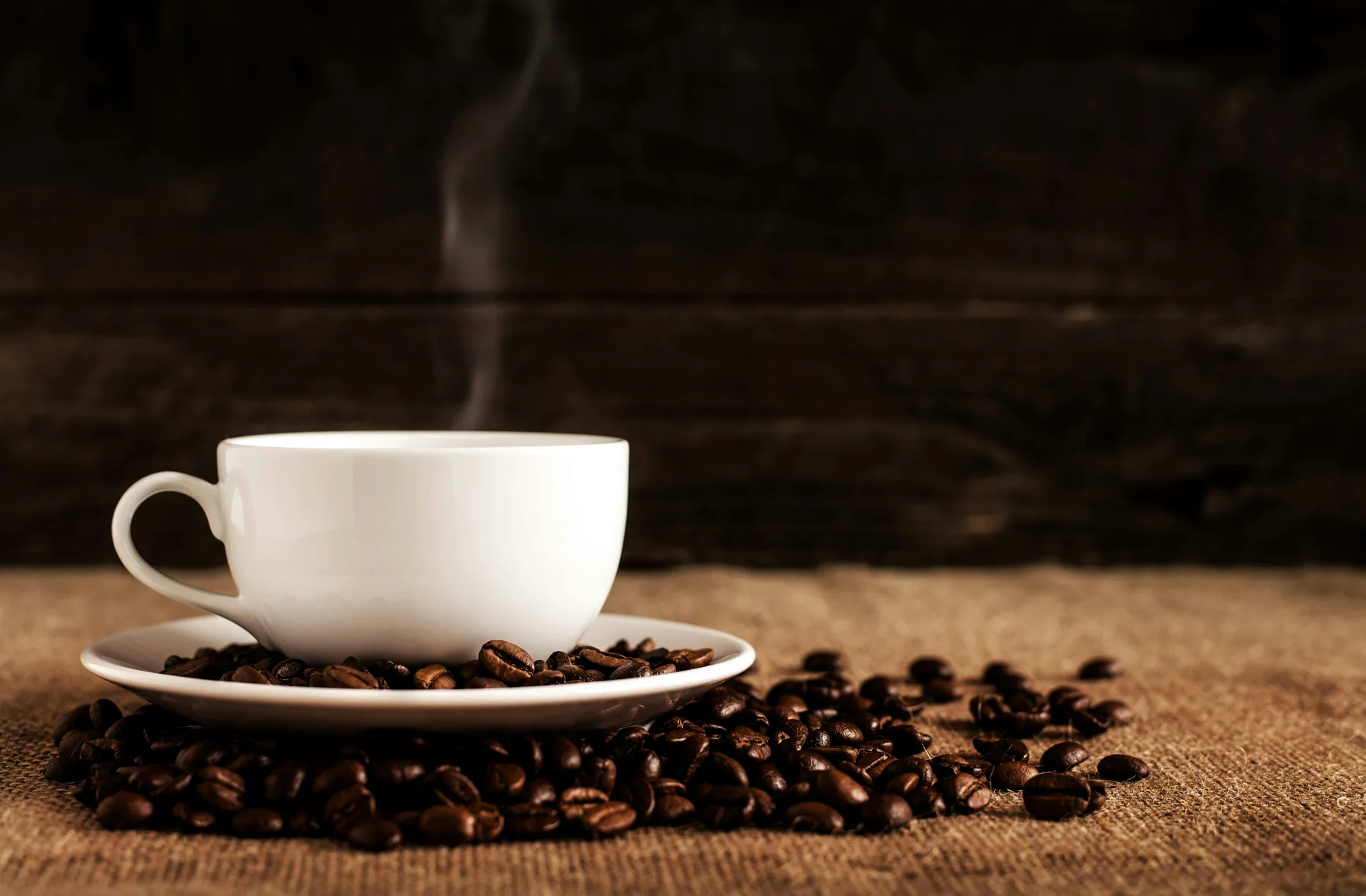 咖啡杯與烘焙咖啡豆